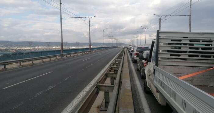 Кадър Читател на ПетелНапълно е блокиран Аспарухов мост от строителни