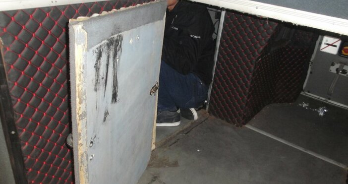 Снимки МВРПетима незаконни имигранти бяха задържани укрити в тайник на