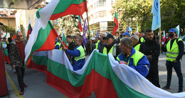 Снимка БулфотоСтроителни работници протестират в момента пред регионалното министерство. Те издигнаха