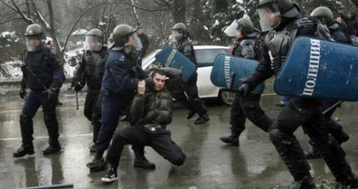 Снимка БулфотоНасилието което полицаи упражниха над протестиращи в София придобива