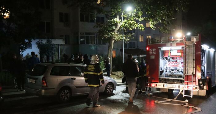 снимки БулфотоСпасени са съседните апартаменти евакуирани са 36 човека живеещи