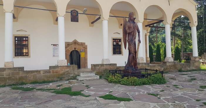 снимка Лопушански манастирСъвремието ни изправя всекидневно пред различни изпитания Те