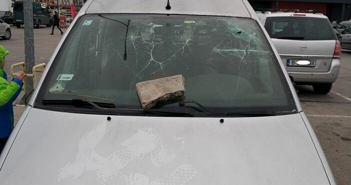 снимки Петел Лек автомобил е жестоко разбит на паркинг пред няколко
