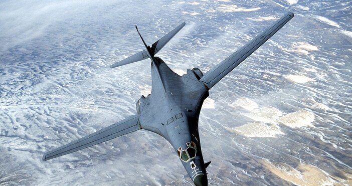 Снимка U S Air ForceДва стратегически бомбардировача B 1B на ВВС на САЩ