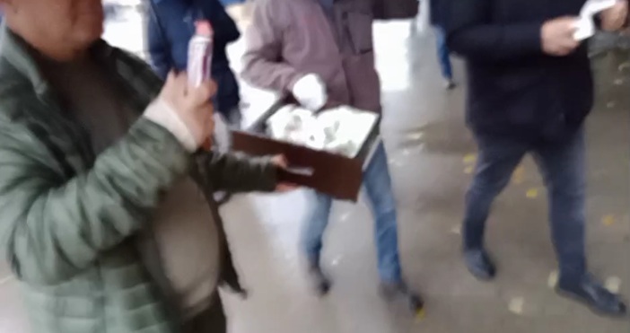 Кадър Фейсбук Тихомир ВасилевПротестиращи изсипаха чекмедже с пачки пред офиса