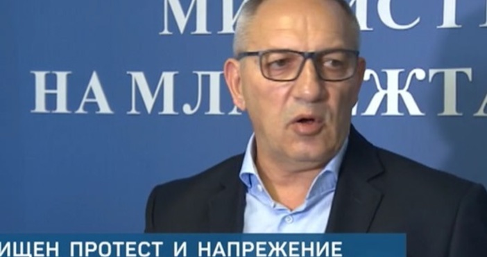 Кадър БТВТрима души са пребили спортния министър Андрей Кузманов Счупена е