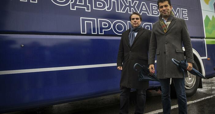 Снимка БулфотоКирил Петков и Асен Василев откриха предизборната си кампания. Леко