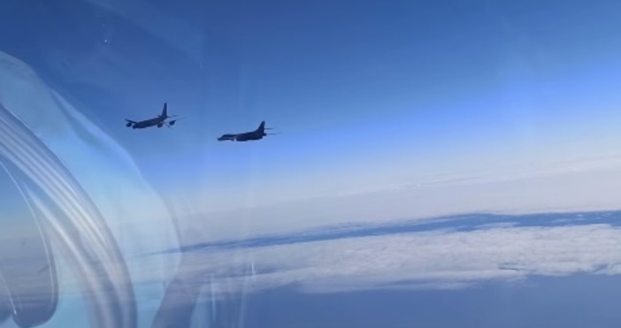 Два руски изтребителя Су 30 са съпроводили два стратегически бомбардировача B 1B
