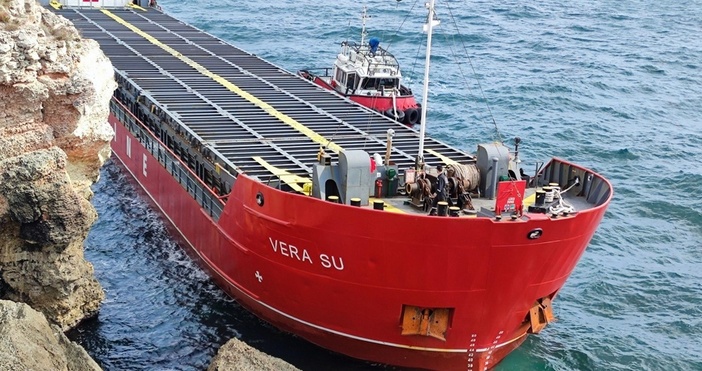 Започна разтоварването на заседналия край Камен бряг кораб Вера Су“.