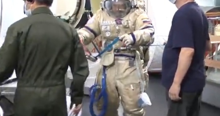 Видео  публикувано на страницата на центъра в YouTube  показва как космонавтът Александър