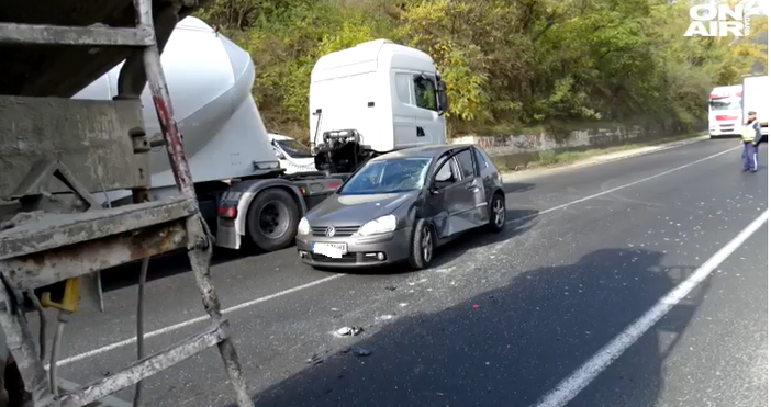 Пътен инцидент между бетоновоз и лек автомобил стана причината за