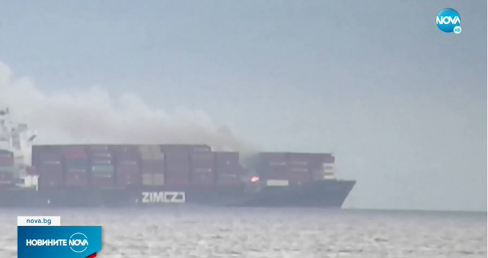Пожар бушува на кораб с контейнери край бреговете на канадската