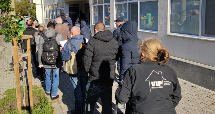 Снимки: БулфотоСериозно опашки за ваксинации се извиха пред Пирогов.Рестрикциите, които
