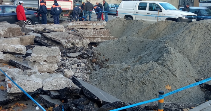 Снимки Читател ПетелУлица Карамфил във Варна е тотално разкопана. Причината