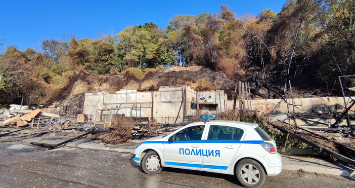 Снимки БулфотоПоместиха първи снимки на изгорялото заведение на Крайбрежната алея във Варна