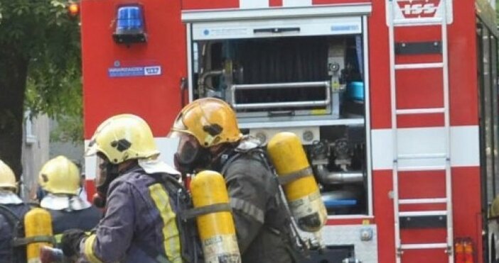Два екипа огнеборци са загасили пожара възникнал към 9 50 ч от