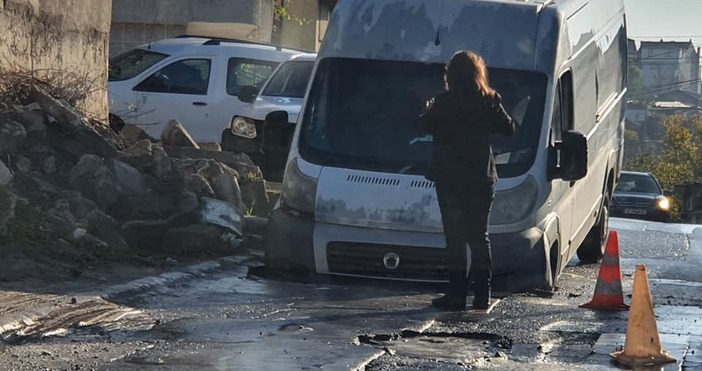 Снимки Dobromil Kamenov Sve Mimi Ivanova Товарен бус пропадна в разбития асфалт