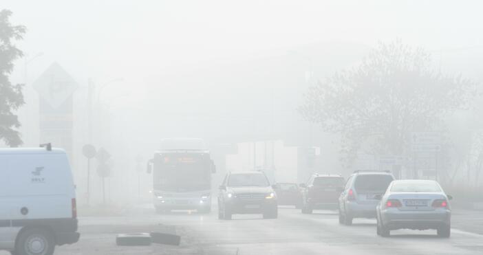 снимки БулфотоГъста мъгла падна над столичния квартал Обеля, предаде Булфото.