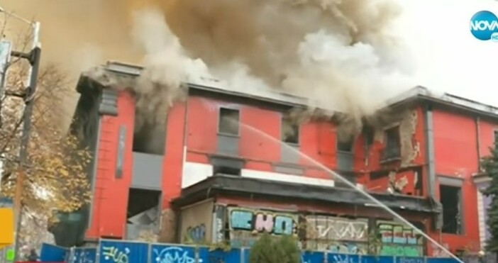 Десет пожарни коли са изпратени на гасят пожара Сградата се