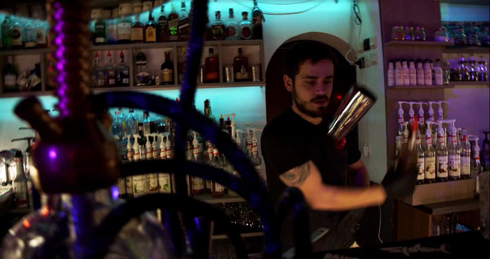 Собственик на заведение бивш барман заменя коктейлите с писалката Създателят