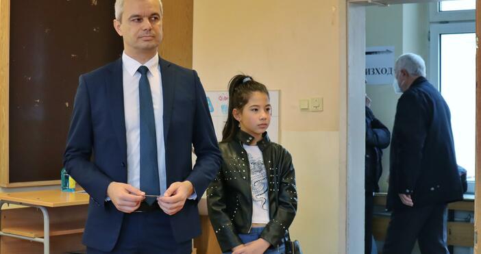 снимки БулфотоКандидатът за президент Костадин Костадинов гласува в 313  избирателна