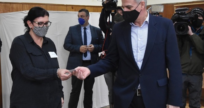 БулфотоСлужебният министър-председателят Стефан Янев гласува в изборите за президент и