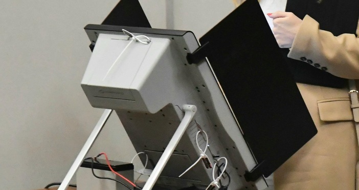 В столицата Атина, където има седем секции, някои от избирателите