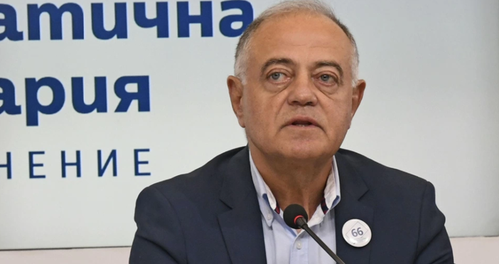 Лидерът на ДСБ Атанас Атанасов също реши да подаде оставка.
