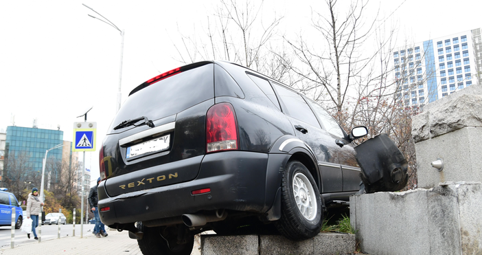 Снимки БулфотоТежка катастрофа е станала в София преди малко Джип е