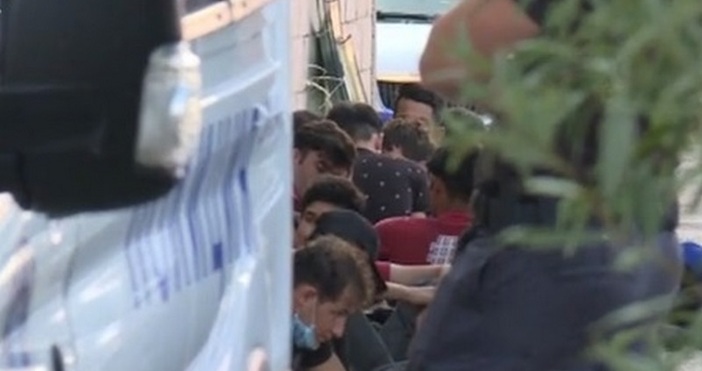 Група чужденци преминали без разрешение през границата на Република България