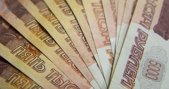 Руският валутен пазар попаднал в средата на геополитическа буря демонстрира