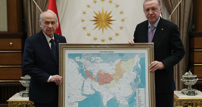 Скандал около снимка на Ердоган с карта на Тюрския свят,
