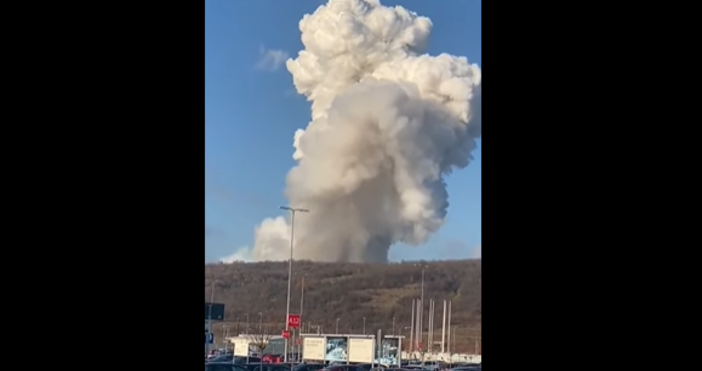 Поредица от силни експлозии във фабрика край сръбската столица Белград.Според