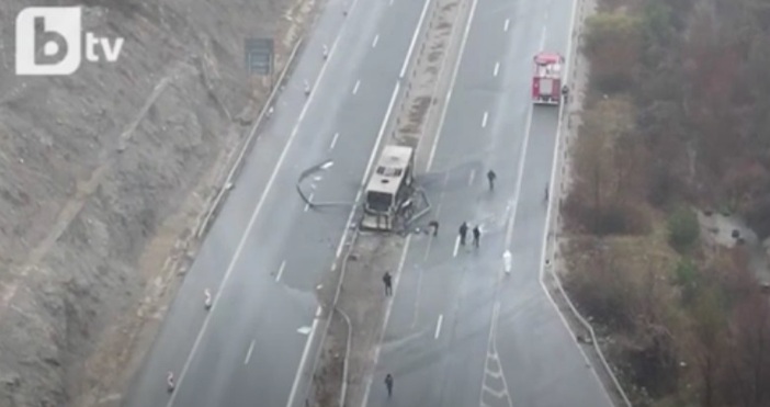 Най-малко 45 души загинаха, след като пътнически автобус с македонска регистрация
