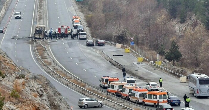 Разследването продължава Няколко са версиите за трагедията на автомагистрала Струма