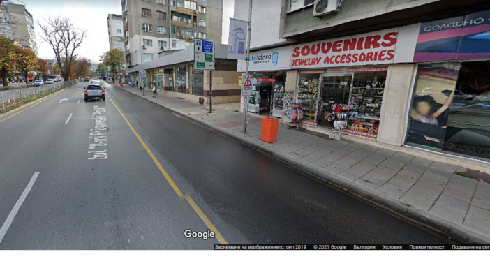 Гугъл мапсМладеж се вряза с автомобил в магазин до Червения