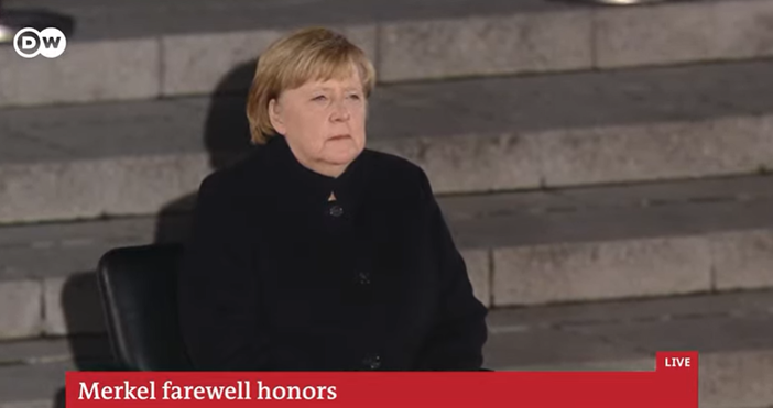 Гледайте на живо изпращането на германския канцлер Ангела Меркел   КоментариКоментирай