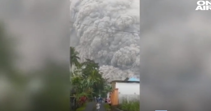 Вулканът в Индонезия причини сериозни щети и отне живот Един човек