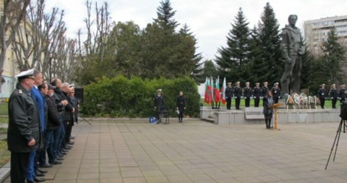 Снимки  live varna bgВарна празнува историческа годишнина Венци и цветя бяха поднесени днес