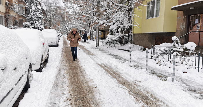 Снимки Зимата дойде в София Сняг валя цяла вечер и затрупа
