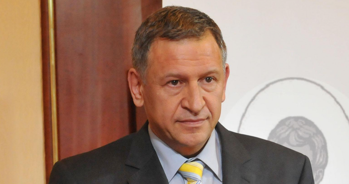 Здравният министър Стойчо Кацаров си постави трета бустерна доза срещу