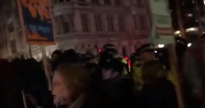 Стотици хора се събраха пред Уестминстърския дворец късно в сряда