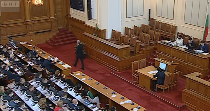 Депутатите отново дебатират задължителния зелен сертификат и идеята той да