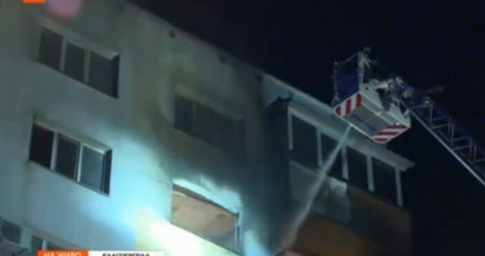 Голям пожар избухна в жилищен блок в квартал Струмско в Благоевград БНТ съобщи че още