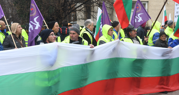 Снимки Служители на АМ Черно море отново излязоха на протест пред регионалното