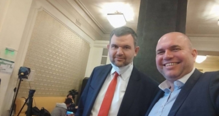 Политик подава оставка заради селфи Владислав Панев който си направи