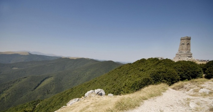 Паднали дървета затвориха прохода Шипка Това съобщиха от Агенция Пътна