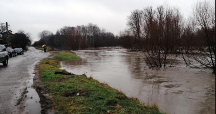 Бедствено положение е обявено в Рудозем заради преливане на реките Елховска