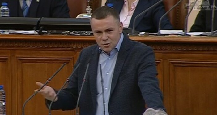 Депутатът Христо Петров познат повече като рапърът Ицо Хазарта направи