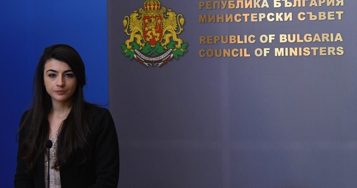 Обсъжда или временно ограничаване на правомощията на КЕВР, или предприемане